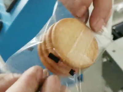 全自動包裝機包裝餅干作業(yè)現(xiàn)場